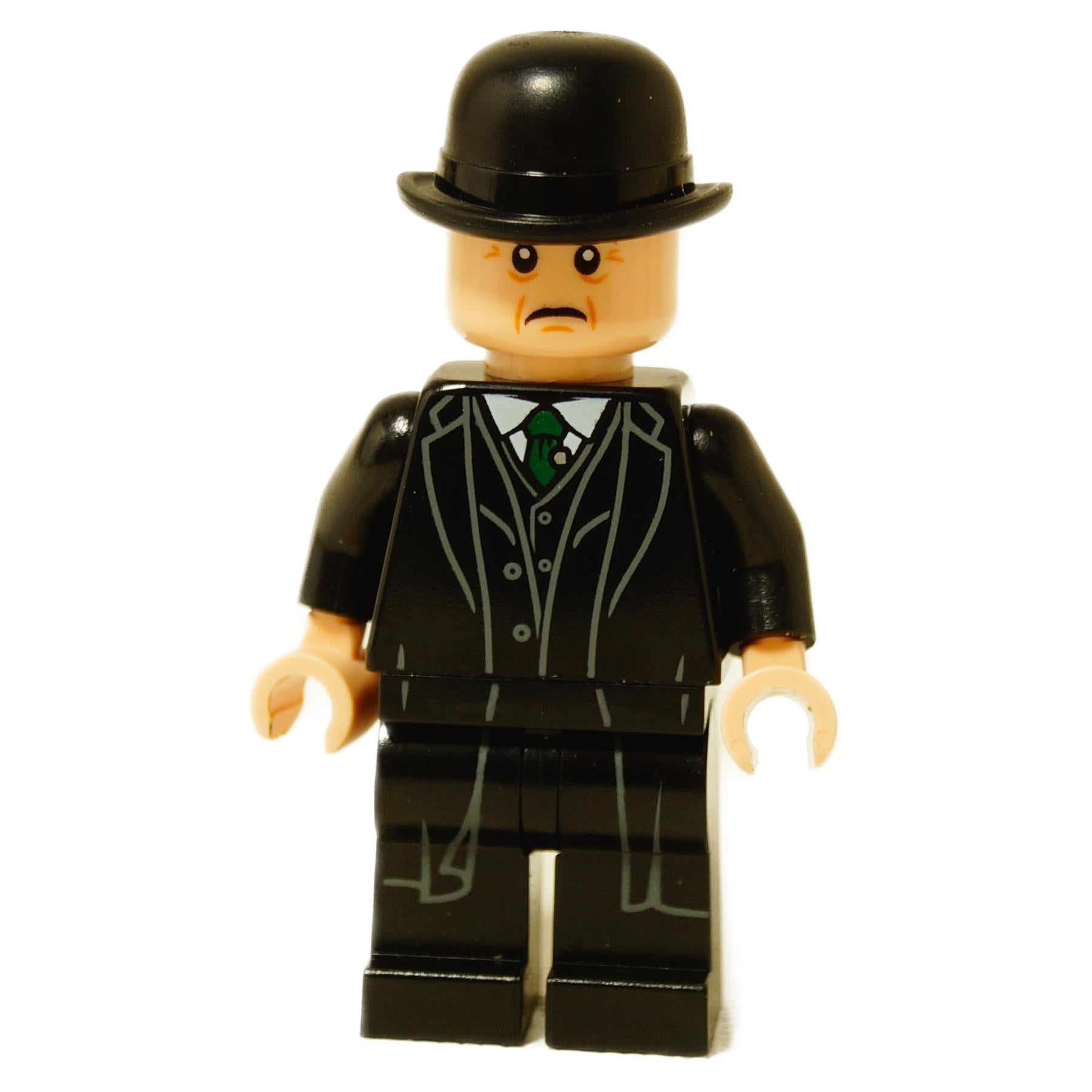 Vista frontal del minifigura de LEGO Cornelius Fudge (hp182b) en traje negro con corbata verde y sombrero de copa negro.