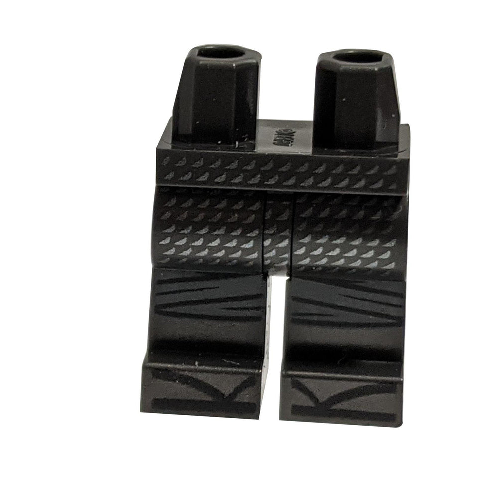Caderas y piernas con pequeños triángulos plateados, Gris Azulado Claro vendajes de rodilla, Negro sandalias Zori Patt