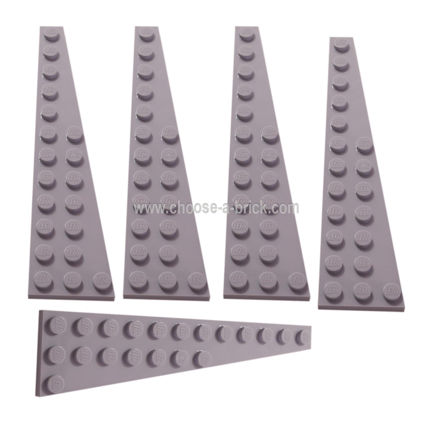 Cuatro piezas de placa cuña LEGO gris claro 12x3 derecha de pie verticalmente y una acostada.