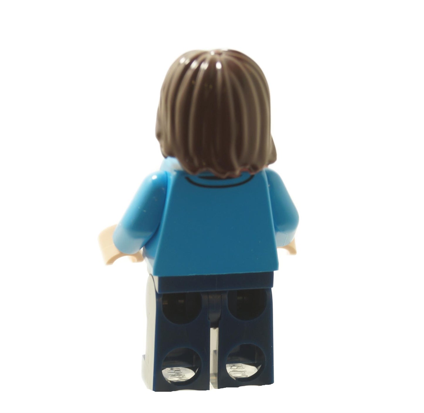 Vista trasera de la minifigura de LEGO Minecraft Steve mostrando el torso azul liso y las piernas azul oscuro.