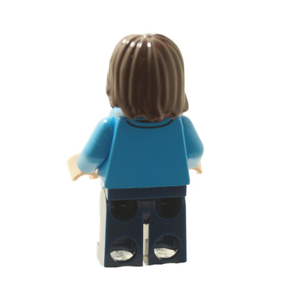Vista trasera de la minifigura de LEGO Minecraft Steve mostrando el torso azul liso y las piernas azul oscuro.