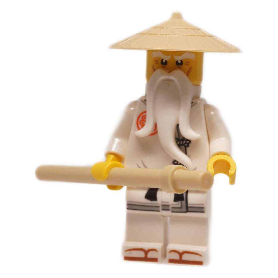 Minifigurka Wu Senseie njo0996 v bílém hábitu se slaměným kloboukem a dlouhým bílým plnovousem, pohled zepředu držící opálenou zbraň
