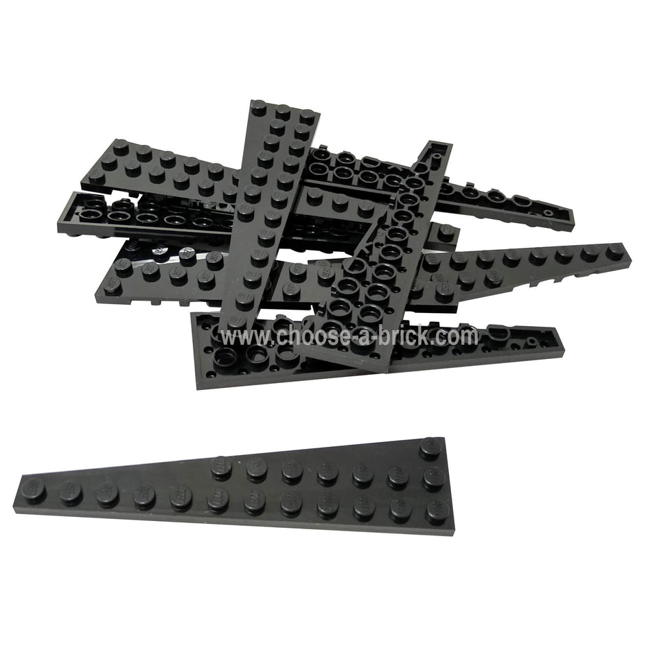 Groupe de pièces LEGO Wedge Plate 12x3 Droite noires (47398) en tas, montrant des surfaces à tenons.