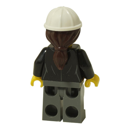 LEGO Rakennusinsinööri minifiguurin takanäkymä, jossa näkyy tummanruskea poninhäntä ja mustan takin painatusyksityiskohta.