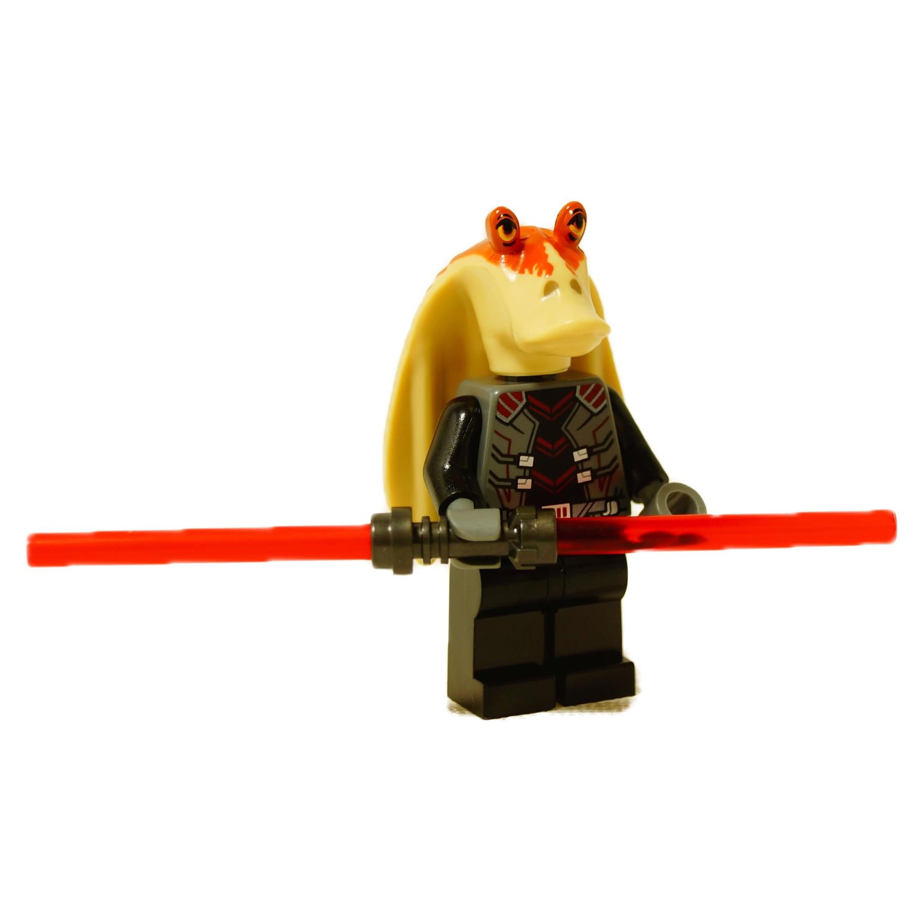 LEGO® Minifigura di Star Wars Darth Jar Jar™ (sw1367) che tiene un lightsaber rosso a doppia lama, indossando un'armatura stampata scura e un copricapo Gungan.