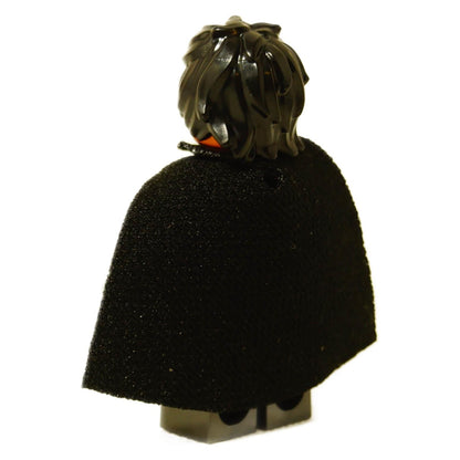 Vista posteriore della LEGO® Minifigura di Star Wars Darth Dev™ (sw1366) che mostra il mantello nero e i capelli scuri disordinati.