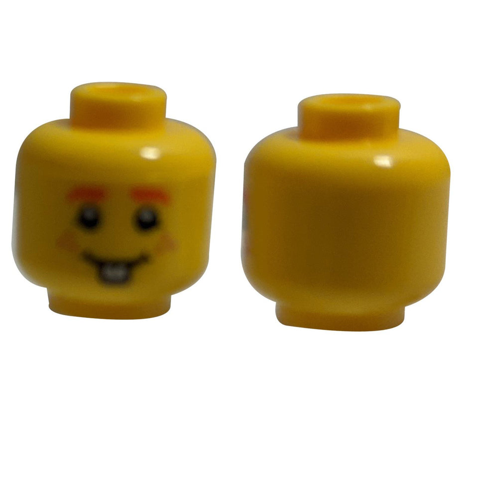 LEGO® głowa minifigurki z pomarańczowymi brwiami, piegami i uśmiechem z jednym zębem.