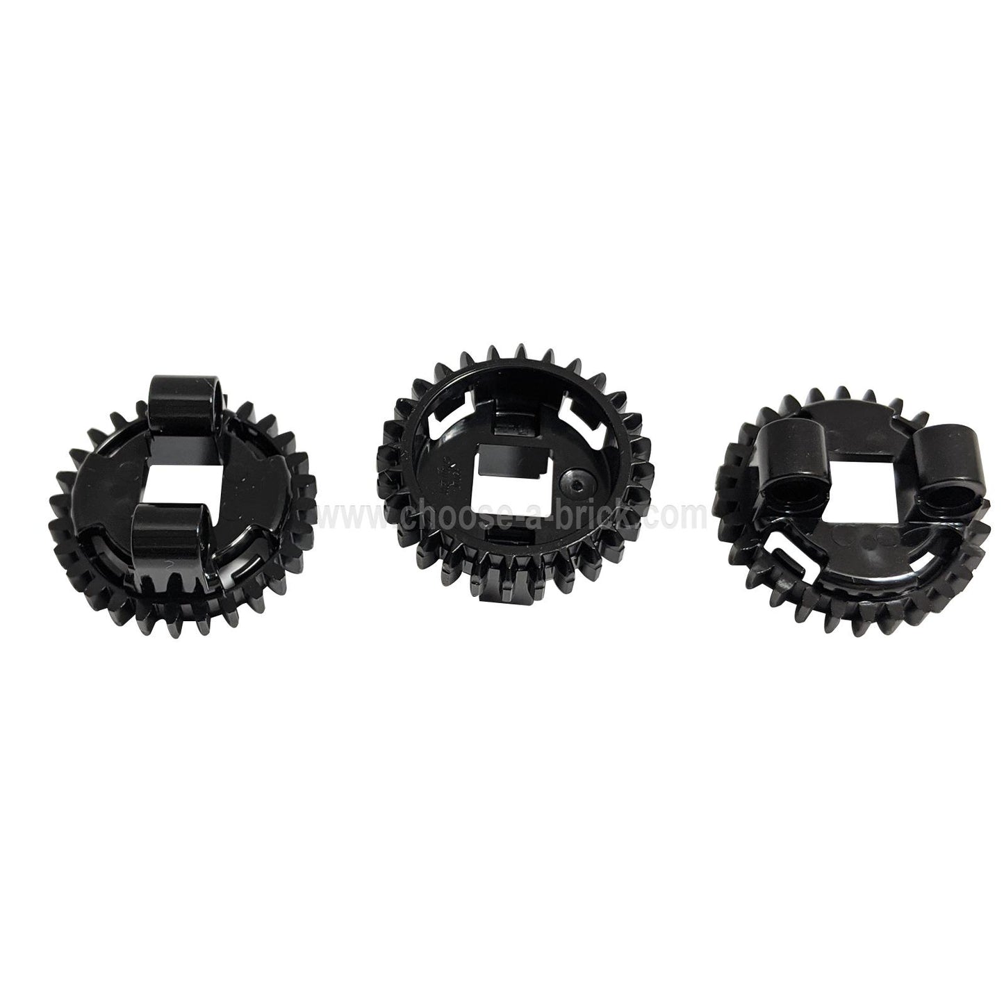 Tres engranajes de plato giratorio superior de 28 dientes LEGO Technic negros (99010) alineados contra un fondo blanco.