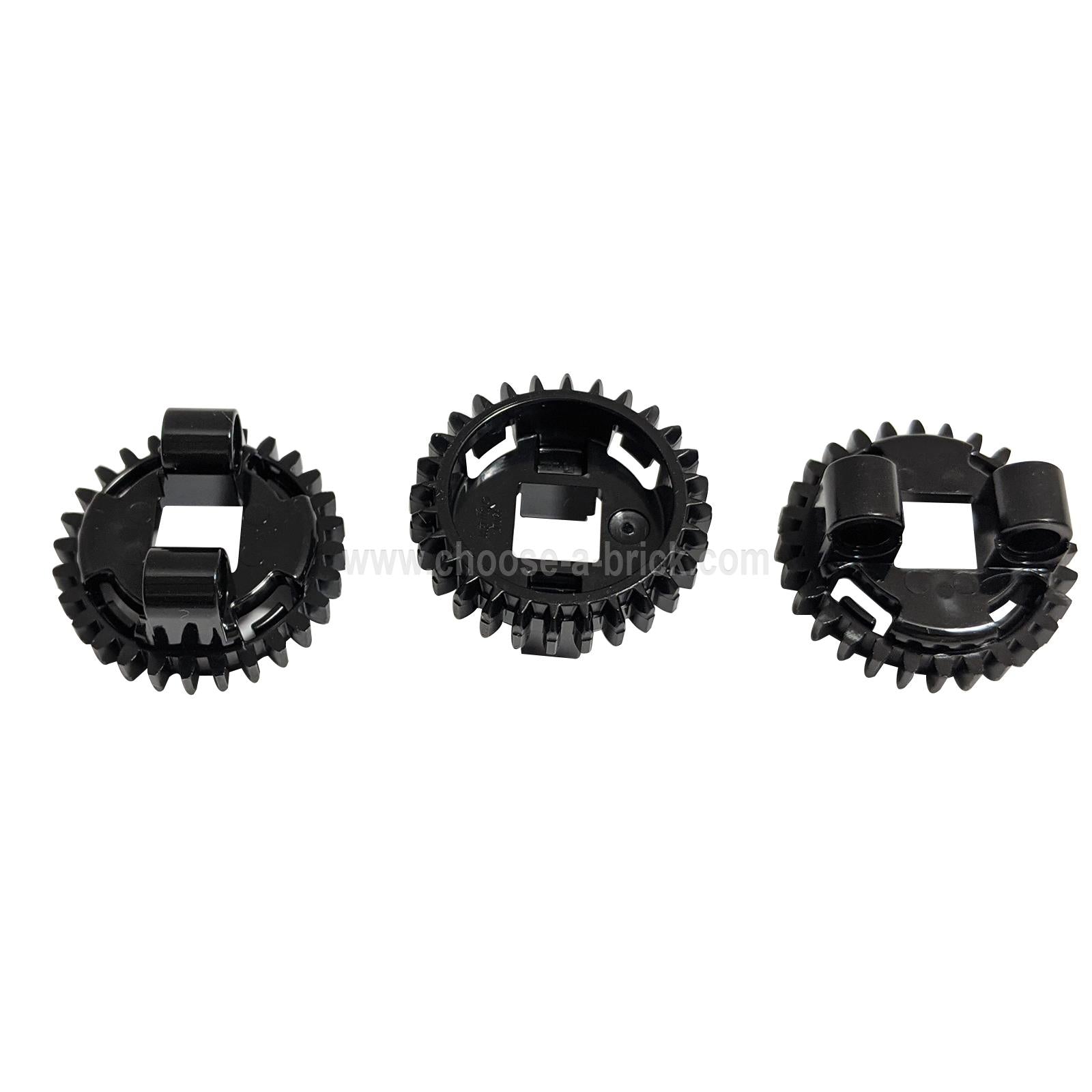 Tres engranajes de plato giratorio superior de 28 dientes LEGO Technic negros (99010) alineados contra un fondo blanco.