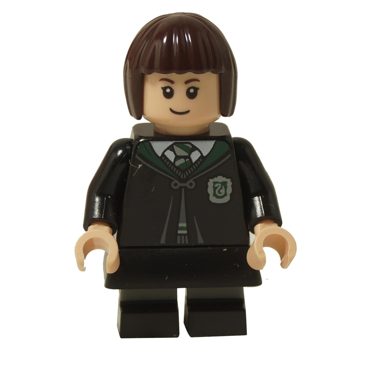 Vista frontal de la minifigura LEGO Pansy Parkinson (hp492) con túnica negra de Slytherin con ribete y emblema verde.