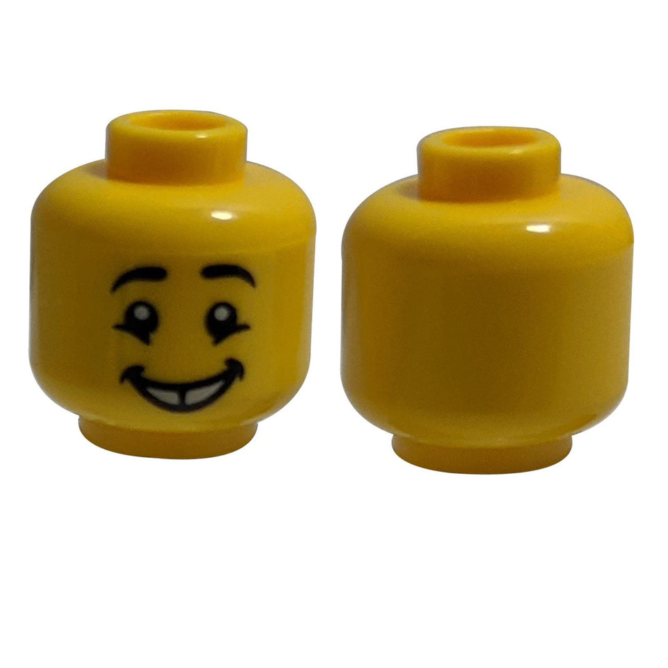 LEGO® głowa minifigurki z czarnymi brwiami, liniami kości policzkowych i uśmiechem z luką w zębach.