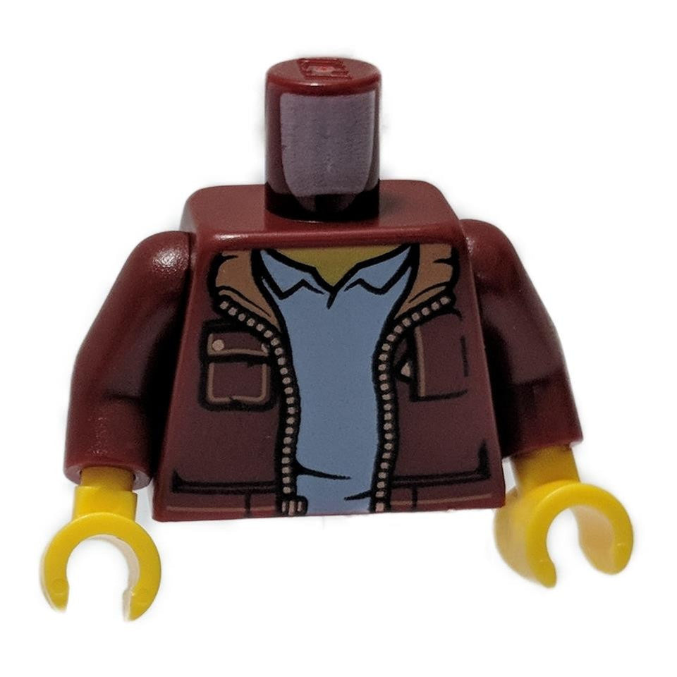 Chaqueta de Torso Rojo Oscuro con Bolsillos y Cuello de Turrón Medio sobre Camisa de Patrón Gris Azulado Claro - Brazos Rojos Oscuros - Manos Amarillas 