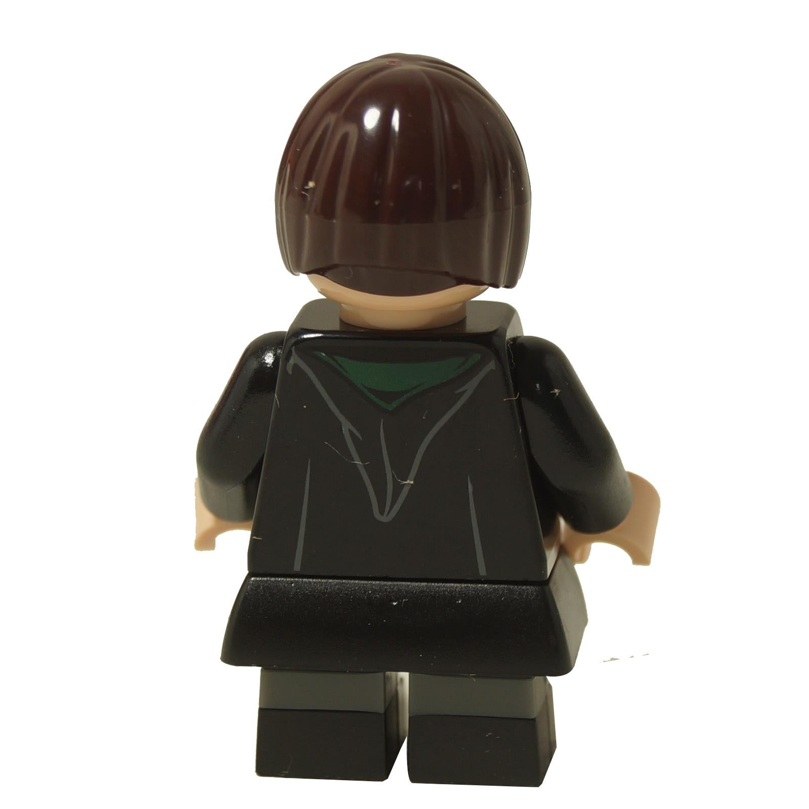 Vista trasera de la minifigura LEGO Pansy Parkinson mostrando la impresión trasera de la túnica negra de Hogwarts.
