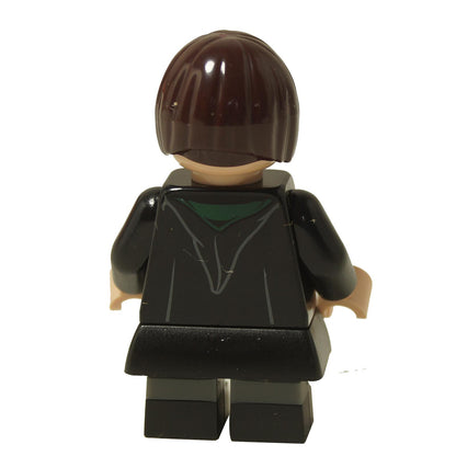 Vista trasera de la minifigura LEGO Pansy Parkinson mostrando la impresión trasera de la túnica negra de Hogwarts.