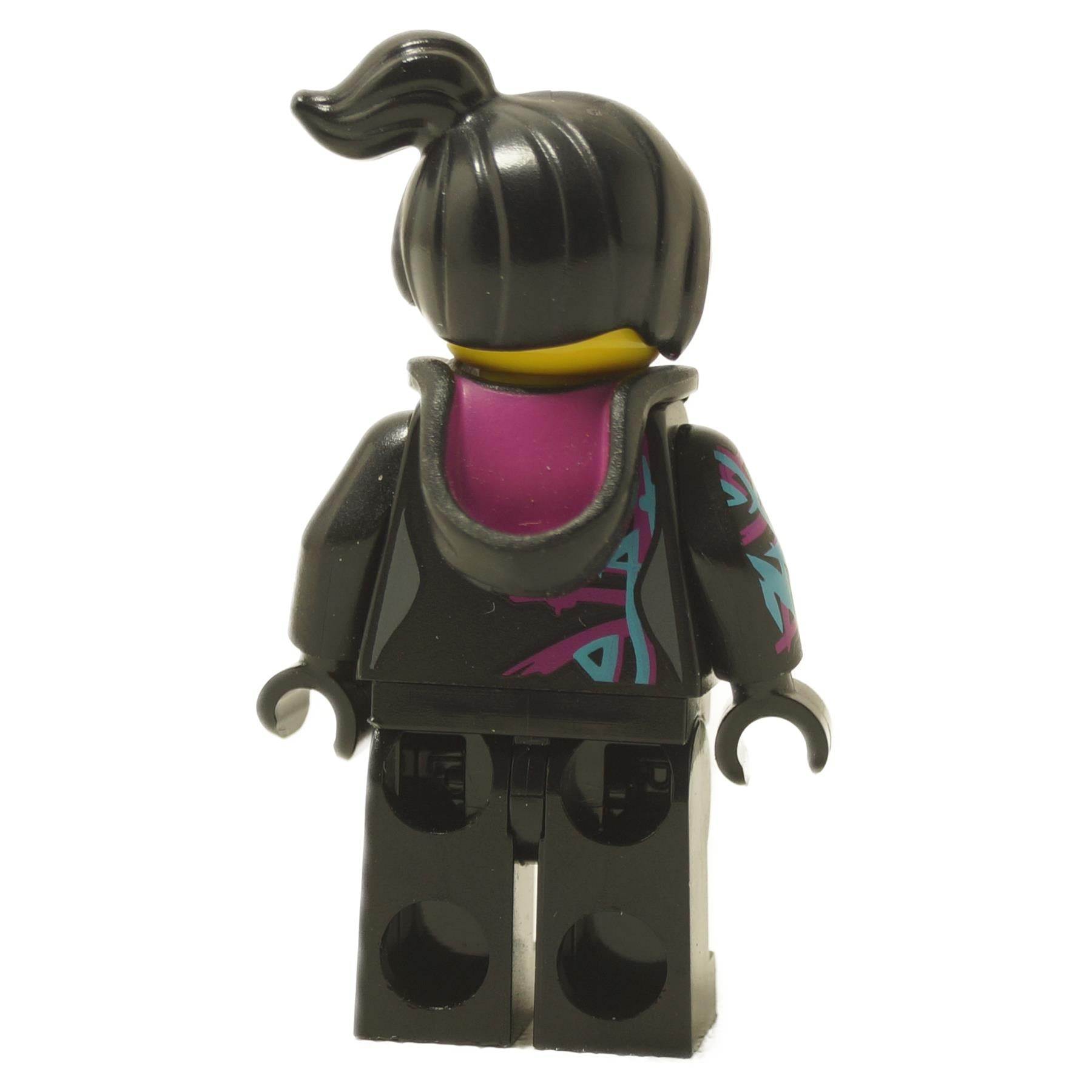 Vista posteriore della minifigure LEGO Lucy Wyldstyle che mostra la fodera del cappuccio viola e la stampa graffiti sulle maniche della giacca nera.