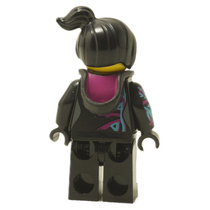 Vista posteriore della minifigure LEGO Lucy Wyldstyle che mostra la fodera del cappuccio viola e la stampa graffiti sulle maniche della giacca nera.