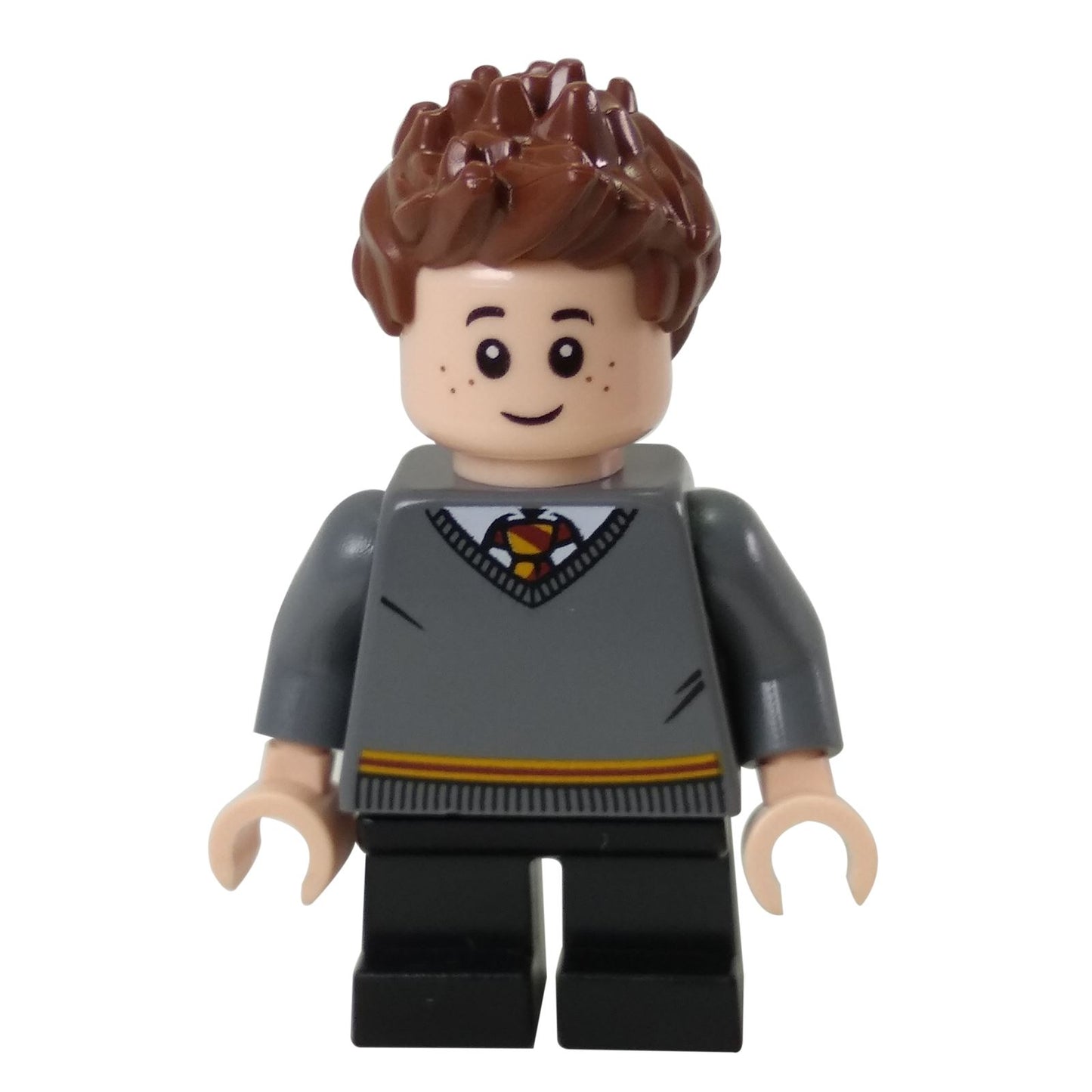 Vista frontal de la LEGO® minifigura de Seamus Finnigan™ (hp141) vistiendo un suéter gris de Gryffindor con escudo de la casa y expresión amigable.