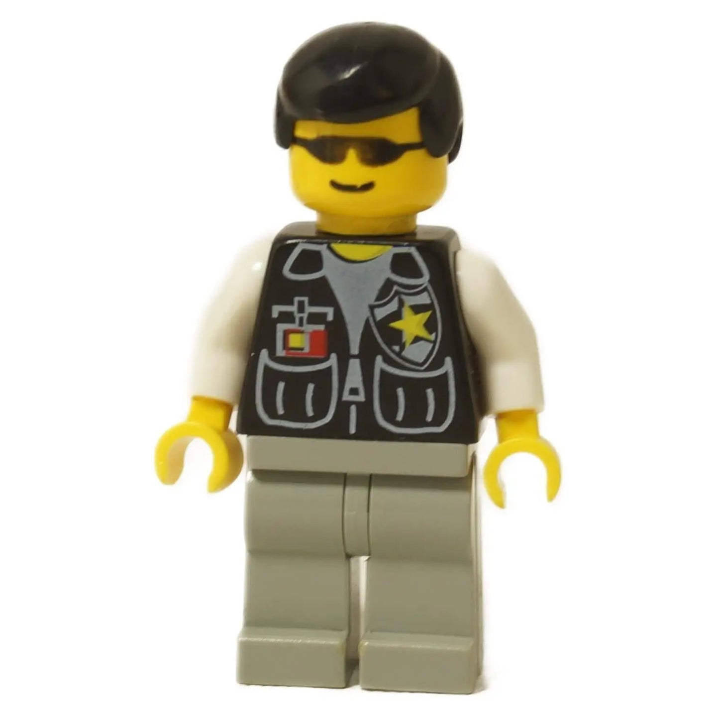 Minifigura de LEGO Policía Sheriff (cop037) con gafas de sol, un chaleco negro con una insignia de estrella amarilla, una camisa blanca, piernas gris claro y cabello negro.