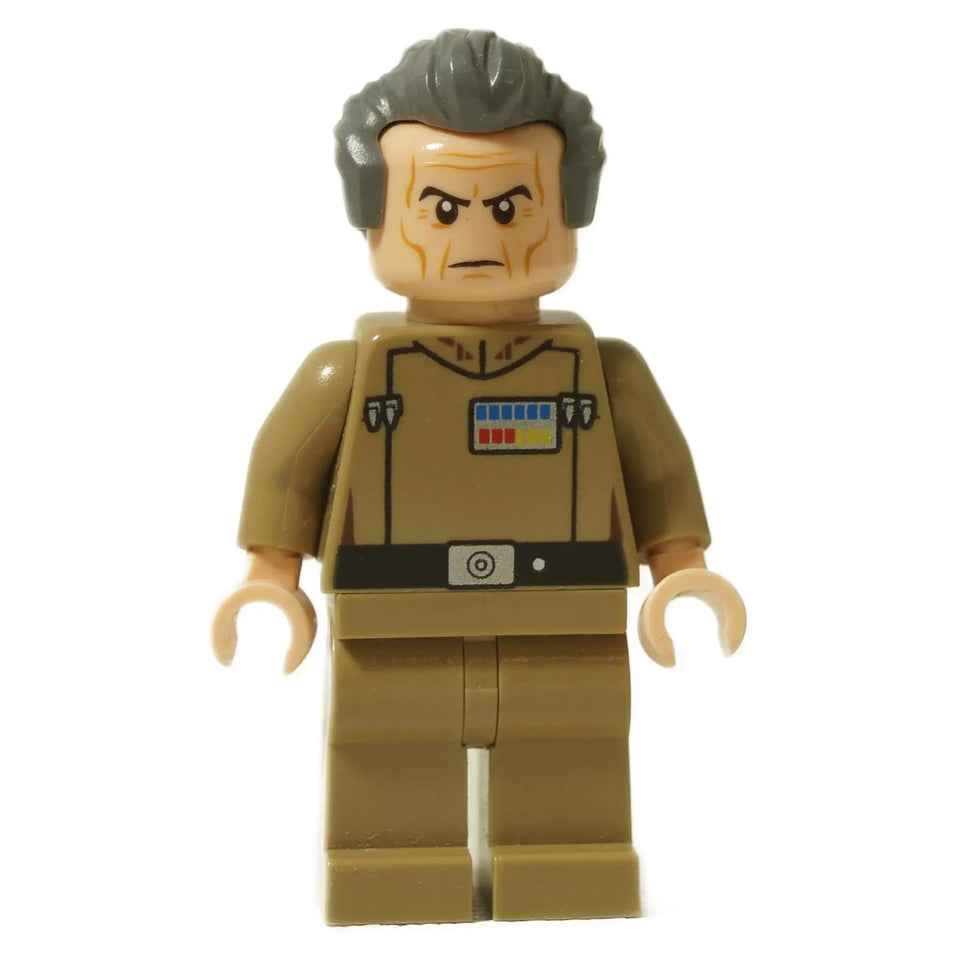  Minifigura de LEGO Star Wars Grand Moff Tarkin mostrada de frente. Tiene cabello gris, una expresión severa y lleva un uniforme de oficial imperial de color marrón oscuro.