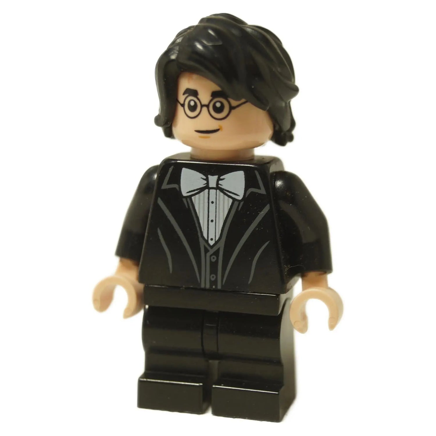 LEGO® ハリー・ポッターのミニフィギュア (hp184) が黒いタキシードに白い蝶ネクタイ、そして彼のトレードマークである眼鏡をかけています。