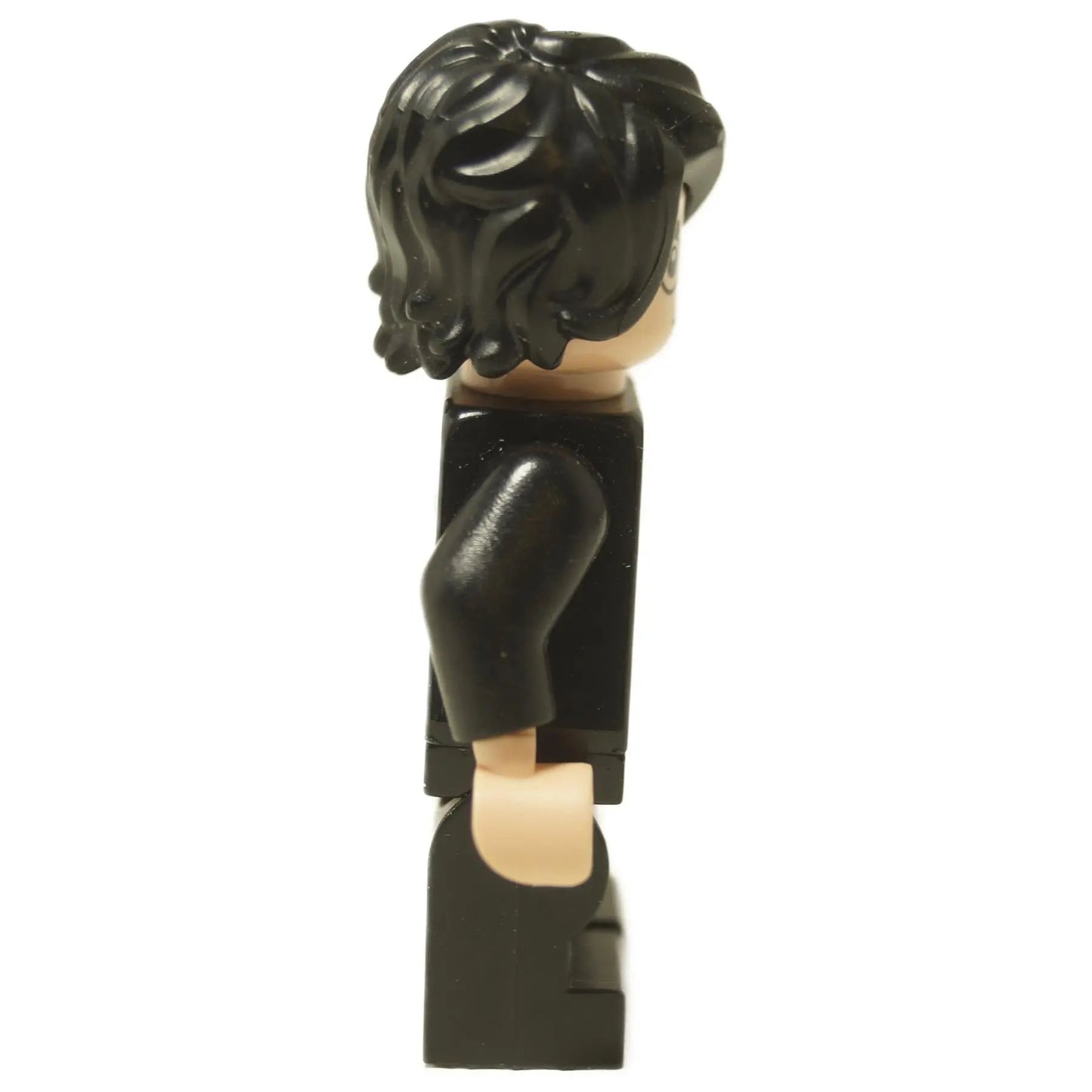 LEGO® Minifigura de Harry Potter (hp184) con un esmoquin negro, una pajarita blanca y sus gafas características. Vista lateral.