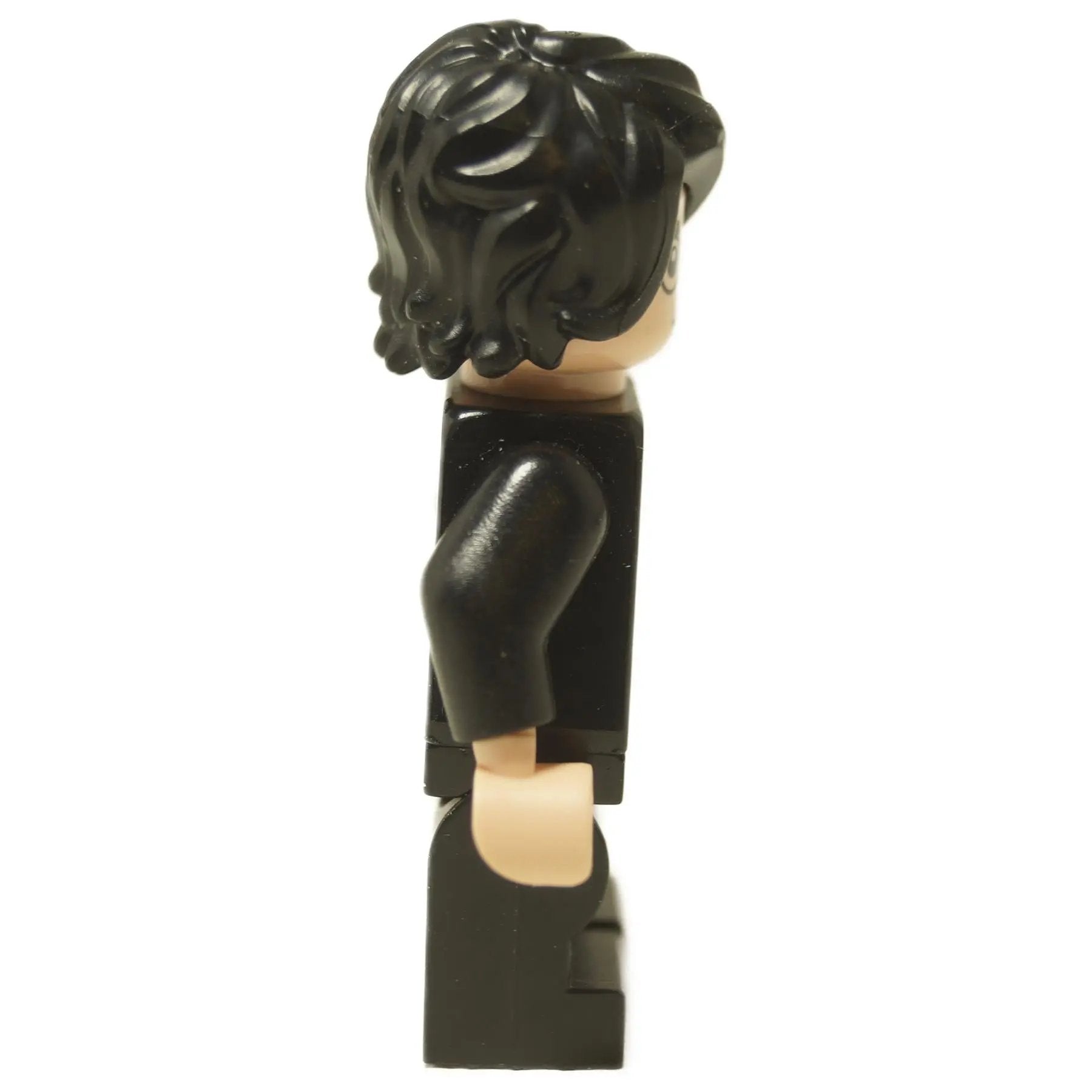 LEGO® Minifigura de Harry Potter (hp184) con un esmoquin negro, una pajarita blanca y sus gafas características. Vista lateral.