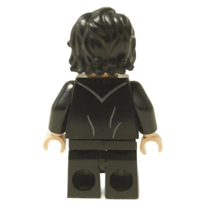 LEGO® Minifigura de Harry Potter (hp184) con un esmoquin negro, una pajarita blanca y sus gafas características. Vista trasera.