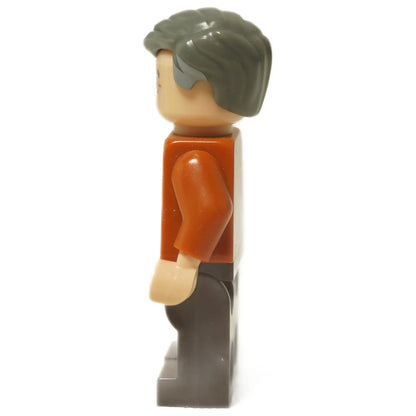 LEGO® Minifigura de Harry Potter Horace Slughorn (hp171) con una chaqueta naranja oscura y un chaleco de tweed con pajarita. Vista lateral.