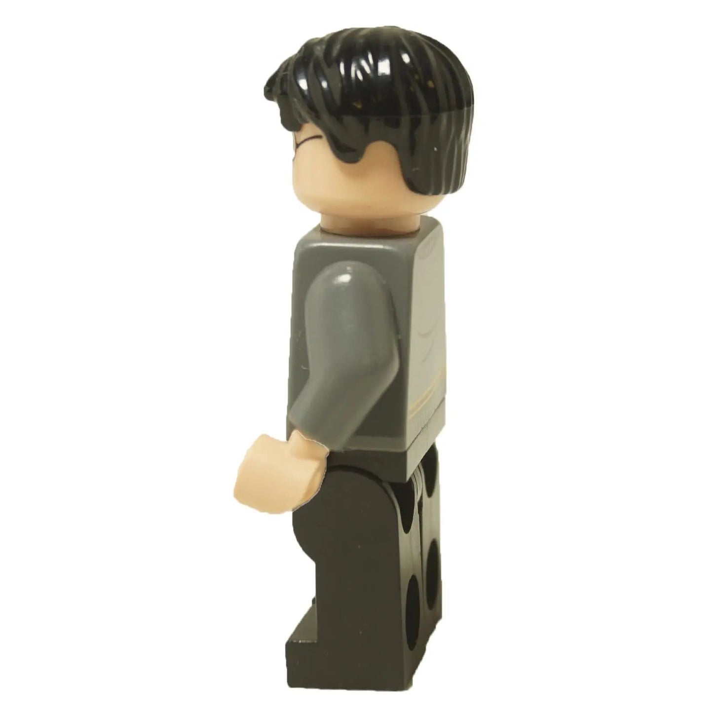  LEGO® Minifigura de Harry Potter (hp220) con su suéter gris de Gryffindor, gafas características y pantalones negros. Vista lateral.