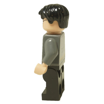  LEGO® Minifigura de Harry Potter (hp220) con su suéter gris de Gryffindor, gafas características y pantalones negros. Vista lateral.