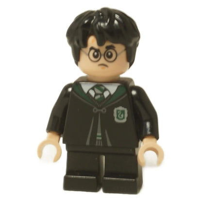  LEGO® Minifigura de Harry Potter (hp285) mostrando la transformación de Harry en Gregory Goyle, vistiendo una túnica de Slytherin con una expresión de mal humor.