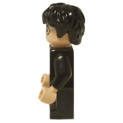  LEGO® Minifigura de Harry Potter (hp285) mostrando la transformación de Harry en Gregory Goyle, vistiendo una túnica de Slytherin con una expresión de mal humor. Vista lateral.
