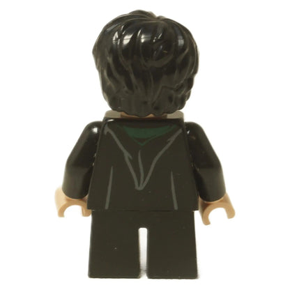  LEGO® Minifigura de Harry Potter (hp285) mostrando la transformación de Harry en Gregory Goyle, vistiendo una túnica de Slytherin con una expresión de mal humor. Vista trasera.