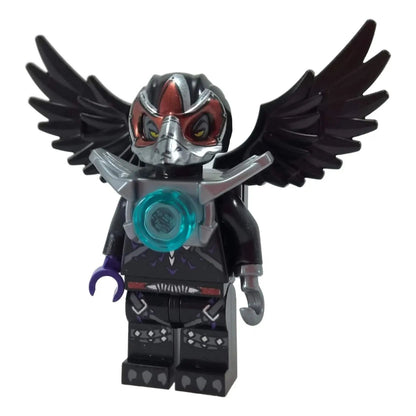 Minifigura LEGO Chima Razar loc001 con alas negras, armadura plana plateada con un orbe CHI azul y un casco parecido a un cuervo, vista frontal.