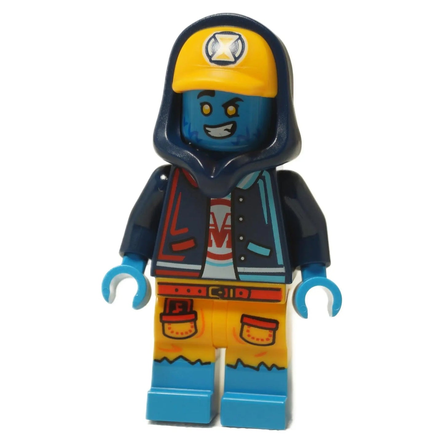 LEGO® DREAMZzz™ minifigurka Logan (drm060) s modrou pletí, sebevědomým úsměvem, tmavě modrou mikinou pod bundou a žlutou čepicí s logem DREAMZzz.