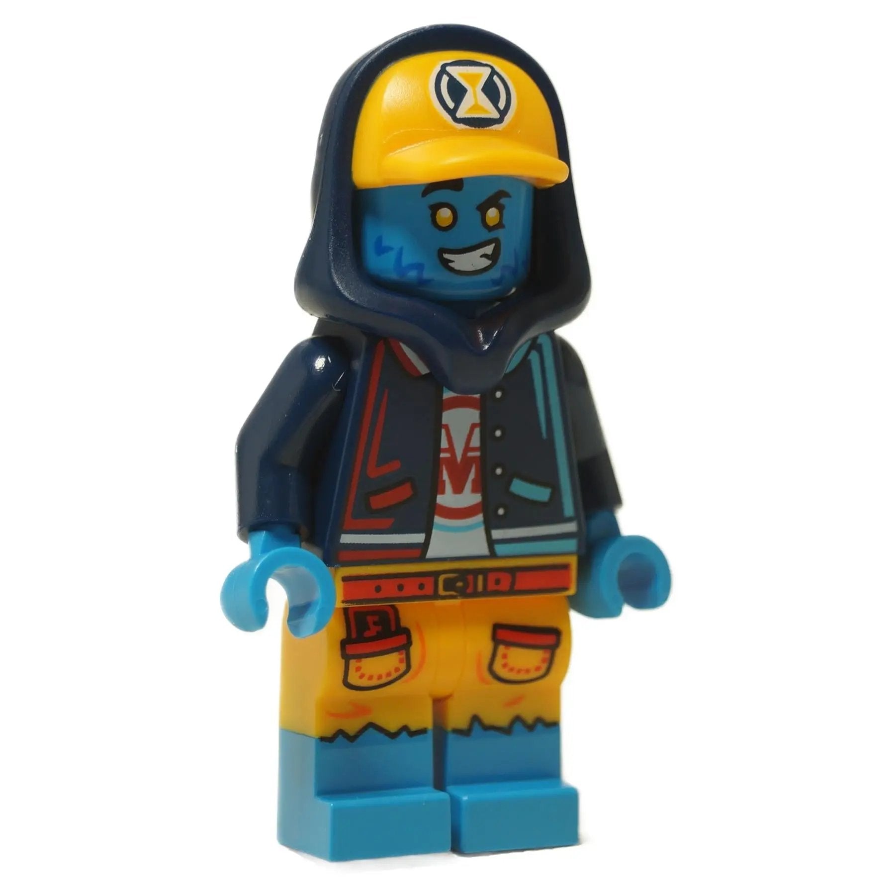 Logan – LEGO® DREAMZzz minifigurka se žlutou čepicí a modrou mikinou zobrazená pod úhlem pro zobrazení detailů z boku a zepředu.
