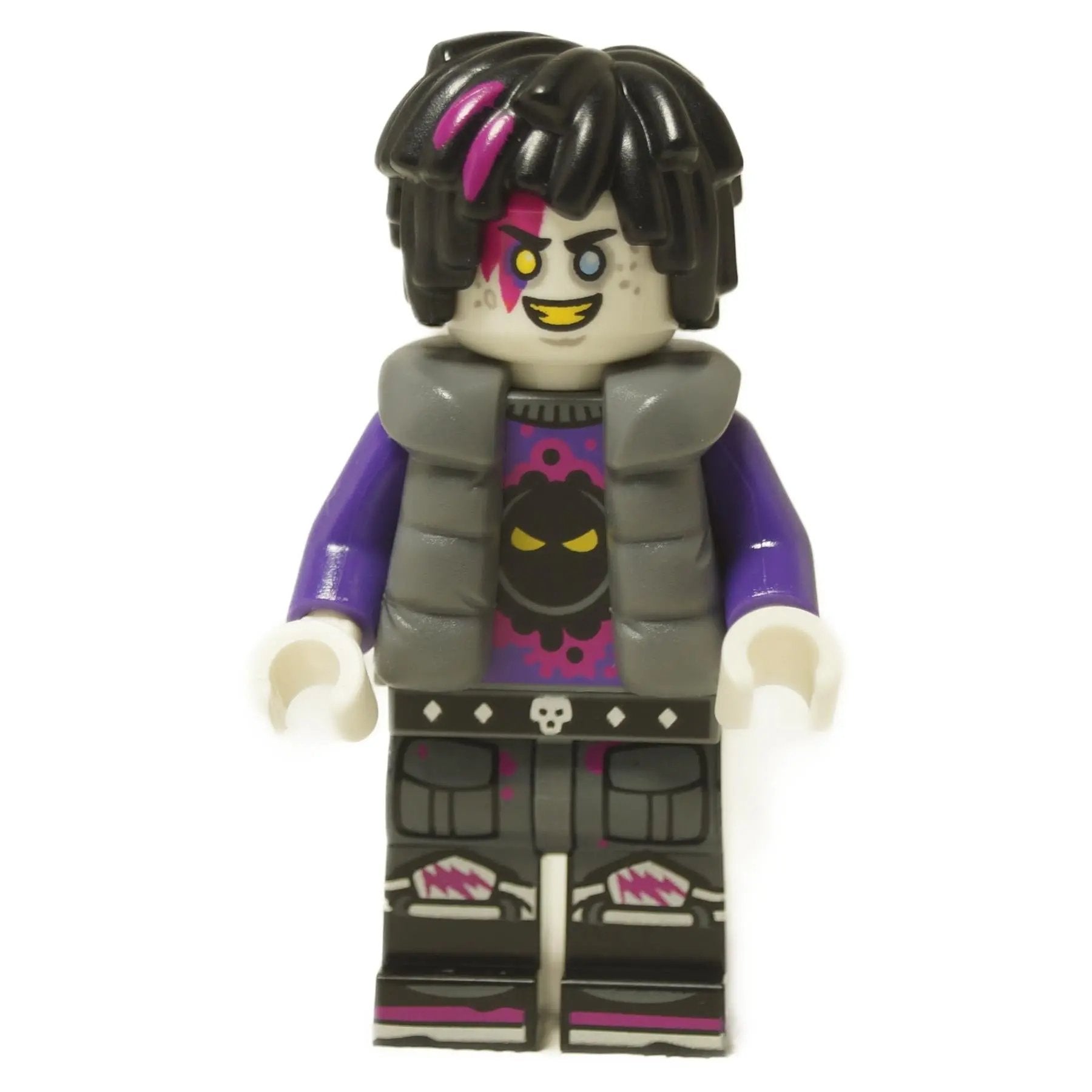 LEGO® DREAMZzz™ Minifigur MadTeo (drm054), die Albtraumversion von Mateo, mit schwarzem Haar mit pinken Strähnen, einem leuchtend gelben Auge und einem dunklen Outfit.