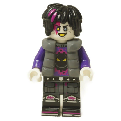 LEGO® DREAMZzz™ Minifigur MadTeo (drm054), die Albtraumversion von Mateo, mit schwarzem Haar mit pinken Strähnen, einem leuchtend gelben Auge und einem dunklen Outfit.