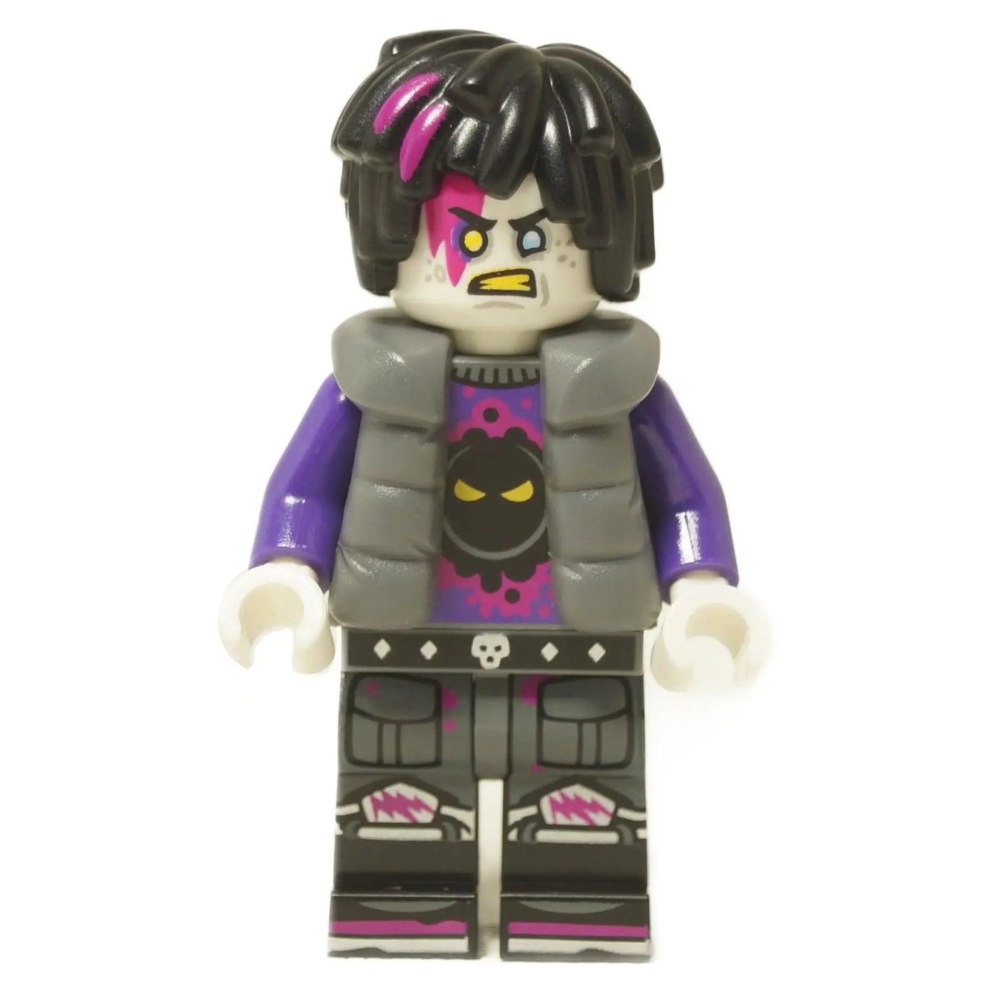 MadTeo – LEGO® DREAMZzz Minifigur Vorderansicht mit schwarzem und pinkem Haar, wütendem Ausdruck, grauer Weste und bedrucktem Outfit.