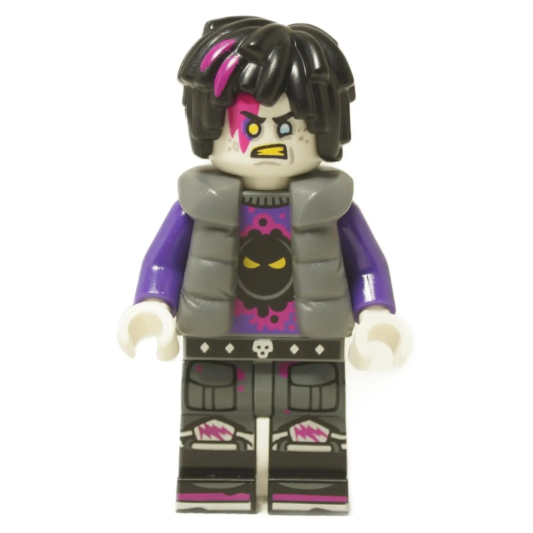 MadTeo – LEGO® DREAMZzz Minifigur Vorderansicht mit schwarzem und pinkem Haar, wütendem Ausdruck, grauer Weste und bedrucktem Outfit.