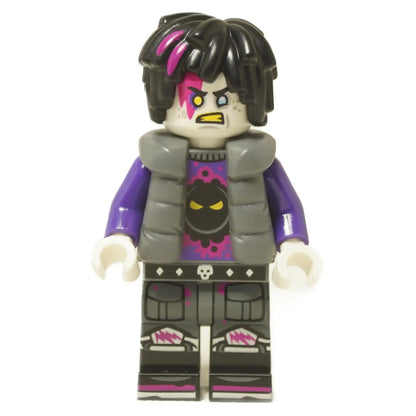MadTeo – LEGO® DREAMZzz Minifigur Vorderansicht mit schwarzem und pinkem Haar, wütendem Ausdruck, grauer Weste und bedrucktem Outfit.
