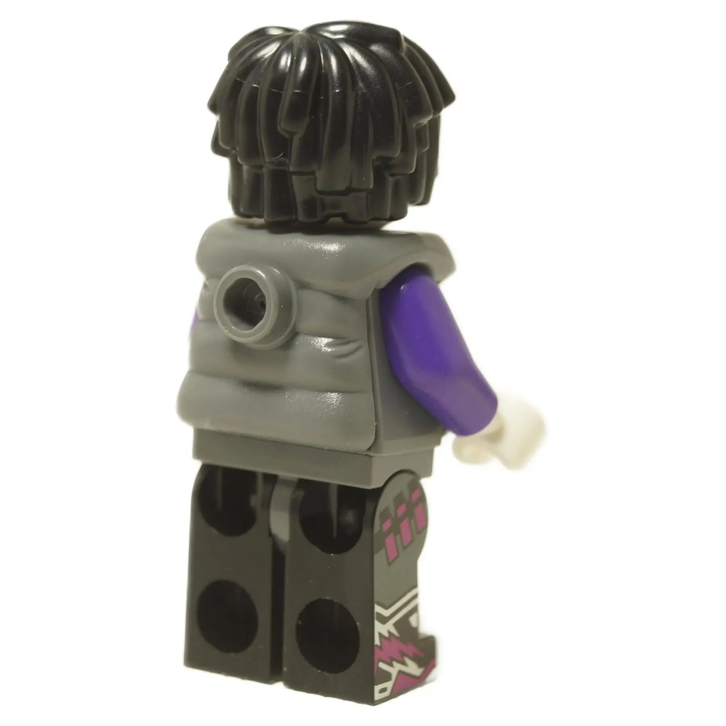 MadTeo – LEGO® DREAMZzz Minifigur Rückansicht mit schwarzem Haar, grauer Weste und lila Armen.