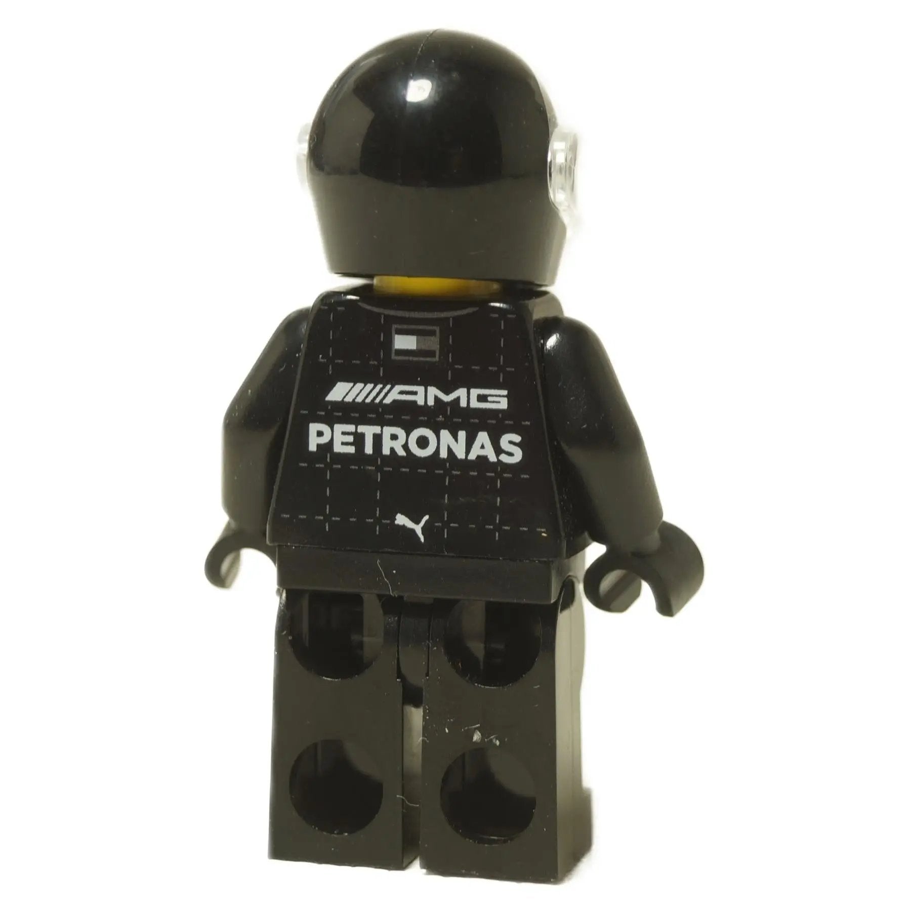 Zadní pohled na LEGO® Mercedes F1 jezdec minifigurka sc100 s logy AMG Petronas a Puma na černé kombinéze.