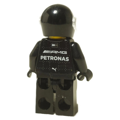 Zadní pohled na LEGO® Mercedes F1 jezdec minifigurka sc100 s logy AMG Petronas a Puma na černé kombinéze.