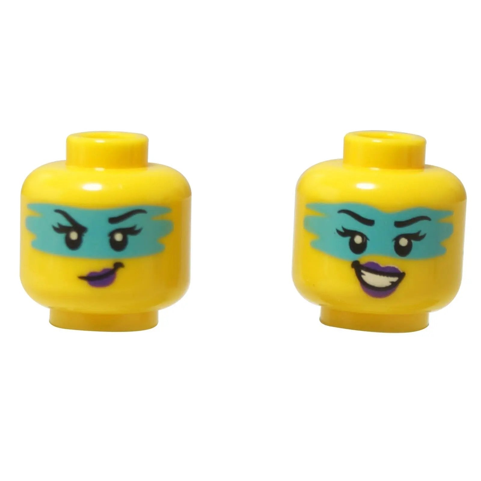 Oboustranná minifigurka hlava LEGO® (3626pb3641) s azurovým obličejovým malováním, zobrazující úšklebek na jedné straně a úsměv s otevřenými ústy na druhé.