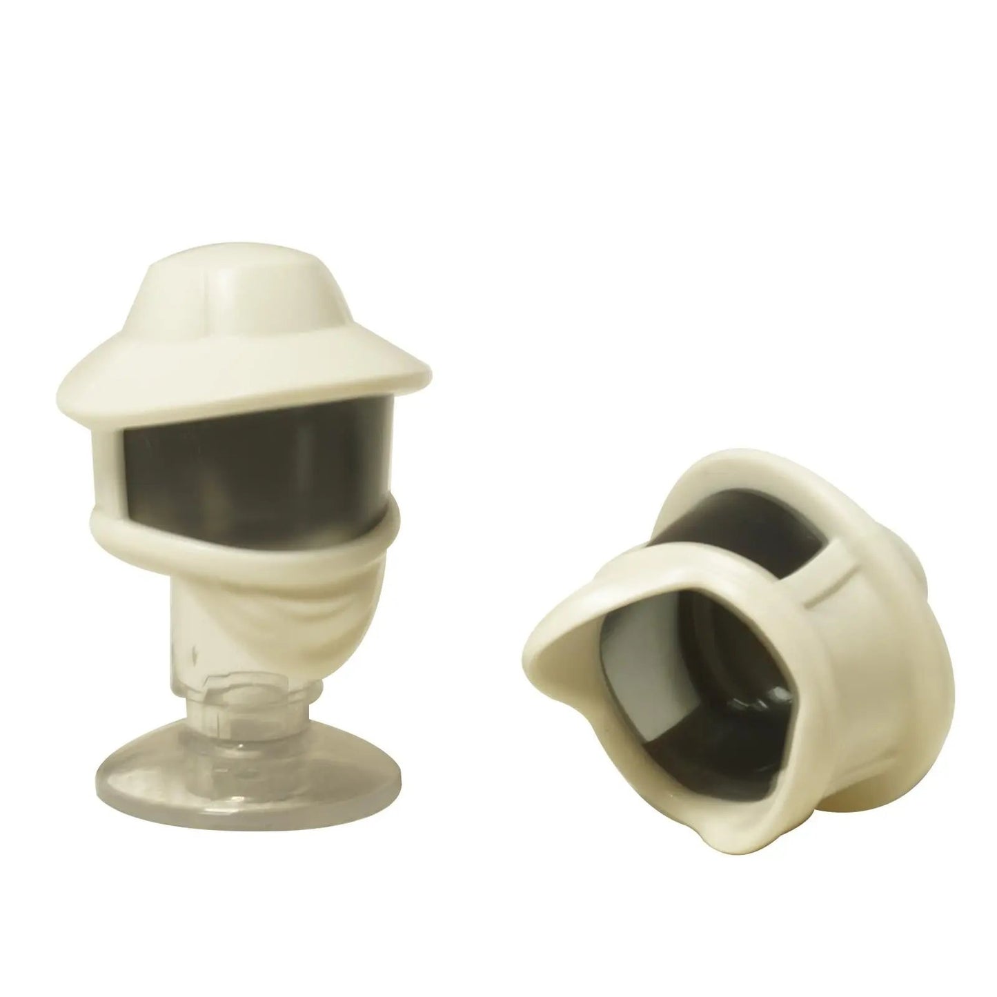Sombrero de Apicultor LEGO 69938pb02 con una capucha blanca y visera moldeada en negro transparente, mostrado en posición vertical y de lado contra un fondo blanco.
