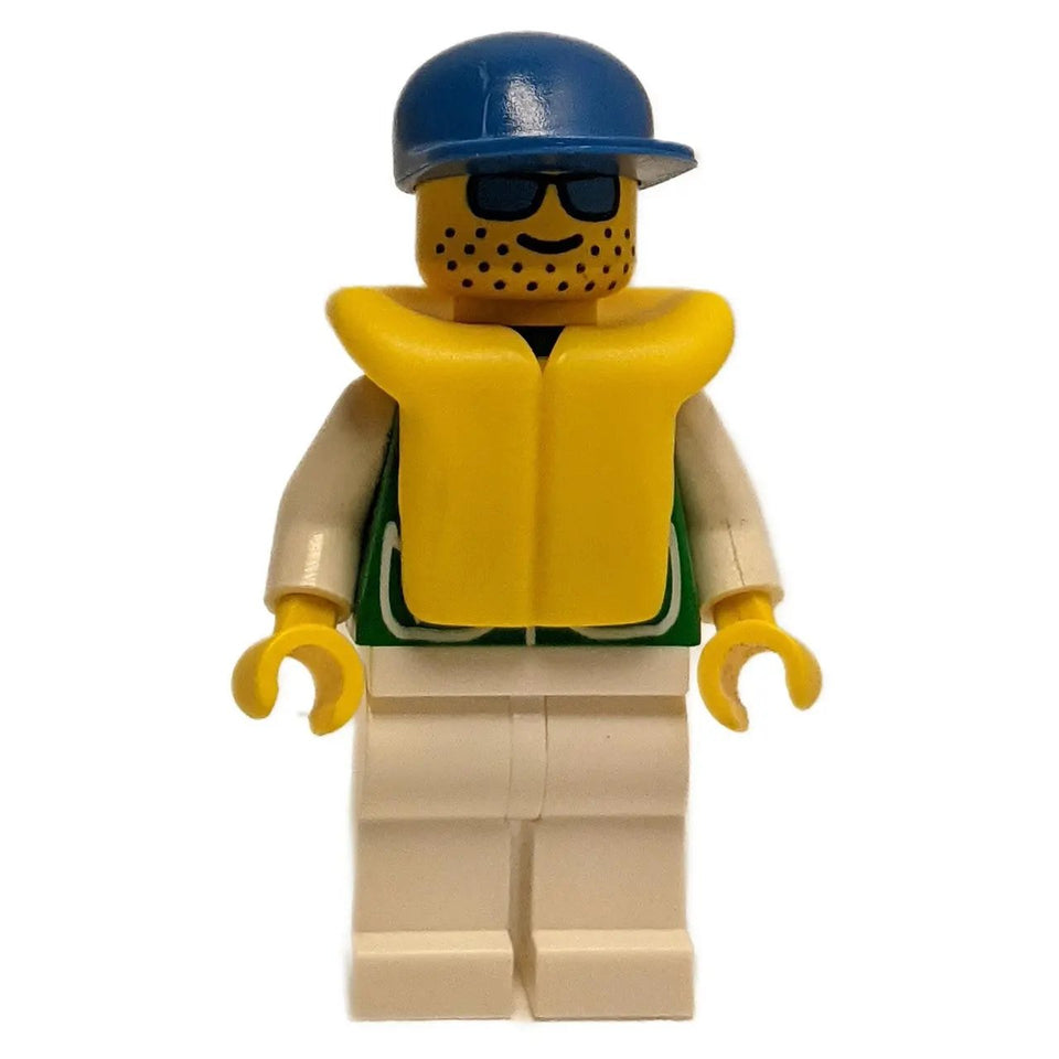 Minifigura con chaleco salvavidas y gorra azul 