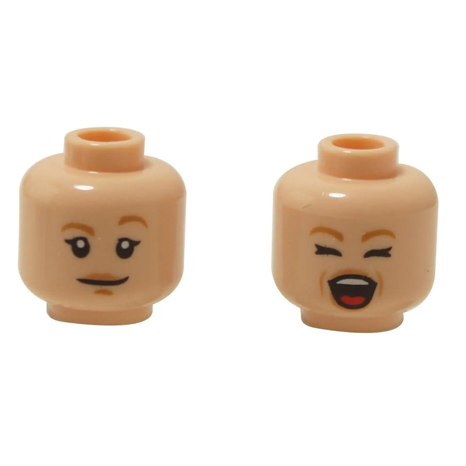 Vistas frontal y lateral alterna de la cabeza de minifigura femenina de doble cara LEGO® (3626pb3381) en nougat medio, que presenta dos expresiones: una sonrisa tranquila con los ojos abiertos y una cara alegre y riendo con los ojos cerrados.