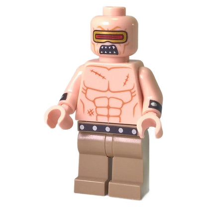 LEGO Fearsome Mutant Leader 미니피겨 (sh0396)의 전면 모습으로, 흉터와 스터드 벨트가 인쇄된 맨살의 근육질의 라이트 누가색 상체, 황갈색 다리, 오렌지색 고글 뒤로 인쇄된 위협적인 눈과 날카로운 이빨이 있는 머리가 특징입니다.
