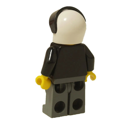 Minifigura de oficial de policía de LEGO City (cop049) vistiendo un uniforme formal negro con una placa dorada, un casco blanco con un visor negro y una sonrisa clásica. Vista trasera.